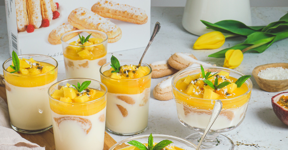 Panna Cotta vanille et Biscuits à la cuillère, coulis de mangue et fruit de la passion