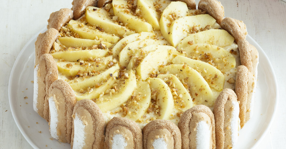 Gâteau aux pommes, noix caramélisées et Biscuits à la cuillère Bonne Maman®